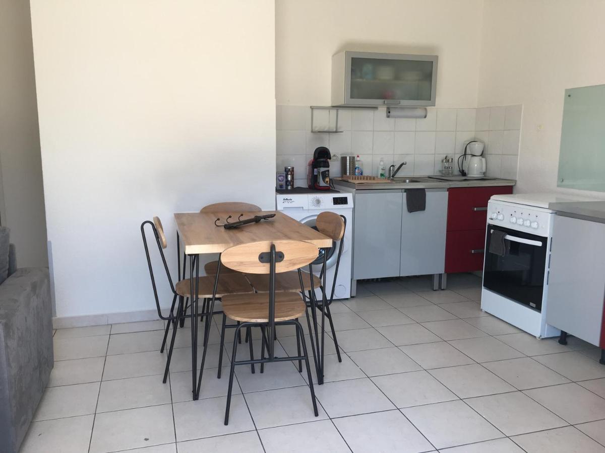 Proche Narbonne - AUDE 11- Saint pierre la Mer - ravissant pavillon plain pied F2- vaste terrasse - résidence avec piscine à 800M de la plage -Climatisé- parking privé - wifi gratuit Esterno foto